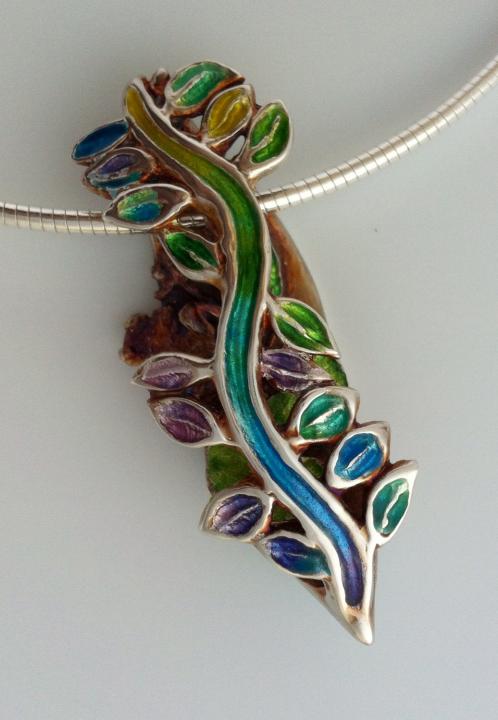 Frog pendant, stem view