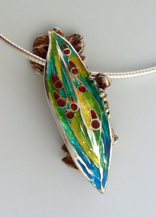 Frog pendant, leaf view